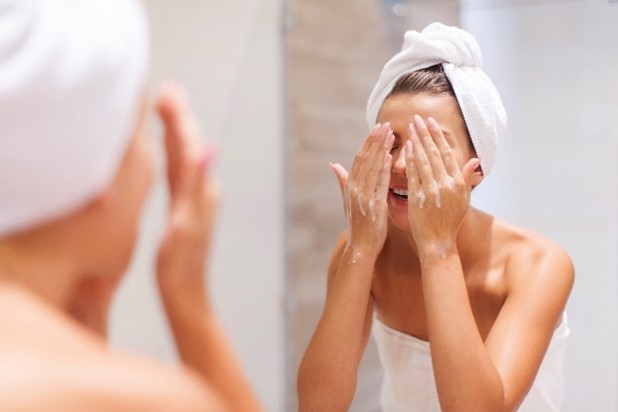 woman-washing-face-bathroom (1)